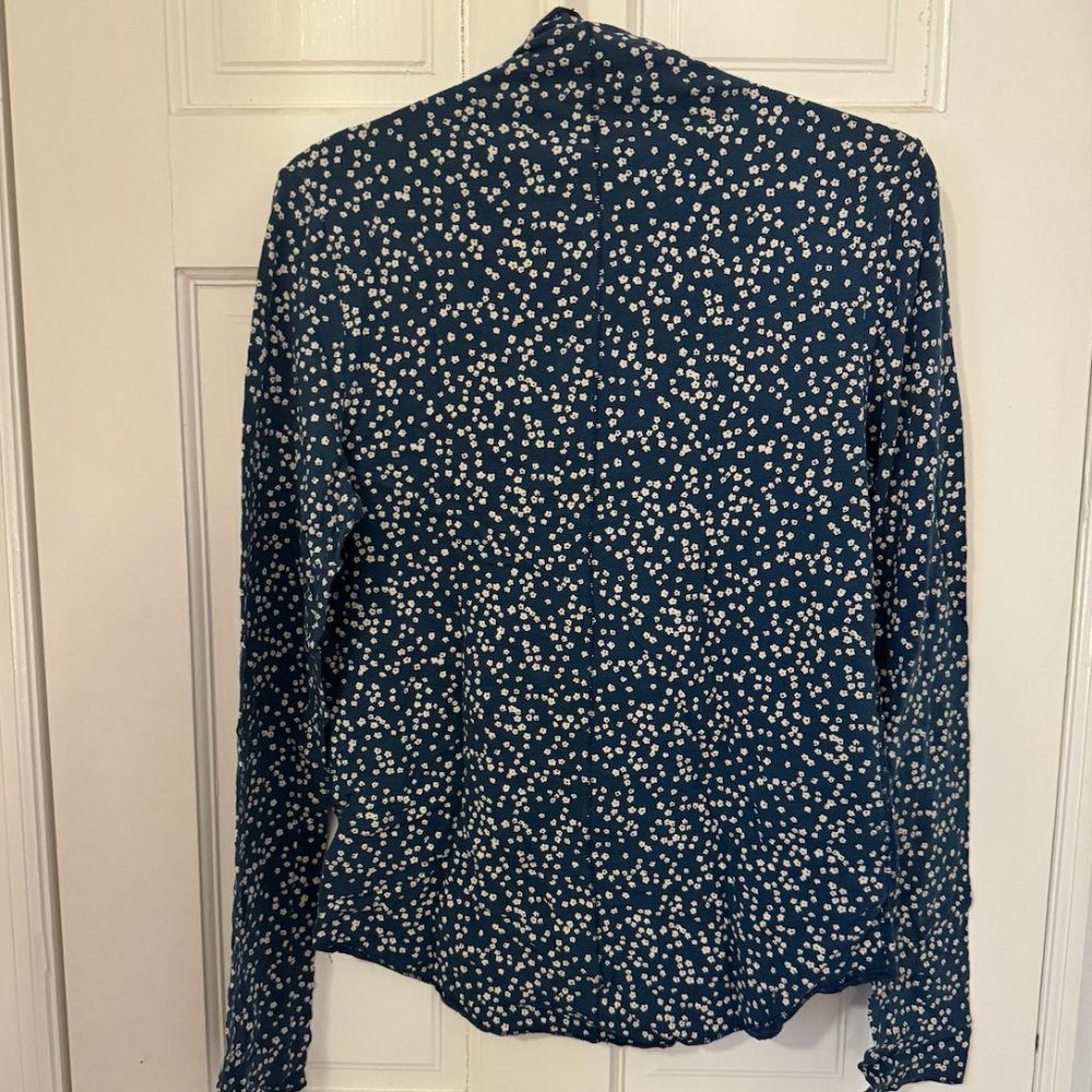 GAP Size M Feather Turtleneck, blue and white floral